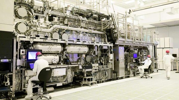 卓信宝配资 光刻机需求或高于ASML预期：预计2027年将交付10台High-NA EUV和56台EUV
